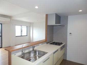 間仕切りを撤去して広々としたリビング・ダイニングに